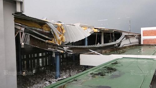Крыша нового автобусного терминала в аэропорту Don Mueang обвалилась. Фото: Sarot Meksophawannakul / Bangkok Post