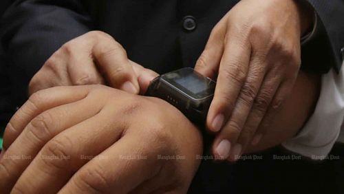 Электронный браслет для контроля за человеком на пробации. Фото: Apichit Jinakul / Bangkok Post