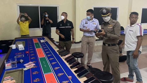 Полиция и представители администрации Самуи в нелегальном казино в тамбоне Бо-Пхут. Фото: Bangkok Post / Supapong Chaolan