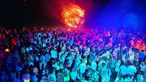 Вечеринка Full Moon Party стала главным событием апреля на Пхангане. Фото: ฟูลมูนปาร์ตี้ เกาะพะงัน Facebook