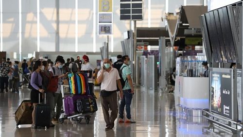 Туристы в аэропорту Suvarnabhumi. Фото: Wichan Charoenkiatpakul / Bangkok Post