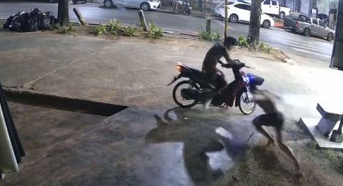 Вор уехал с сумкой туриста на мотоцикле, хотя иностранец пытался его остановить. Фото: Krabi TV Online / Bangkok Post