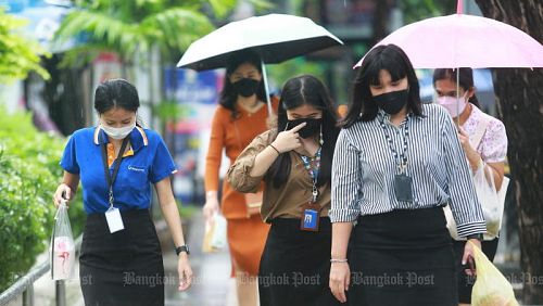 Офисные работницы во время обеденного перерыва в Бангкоке. Фото: Bangkok Post