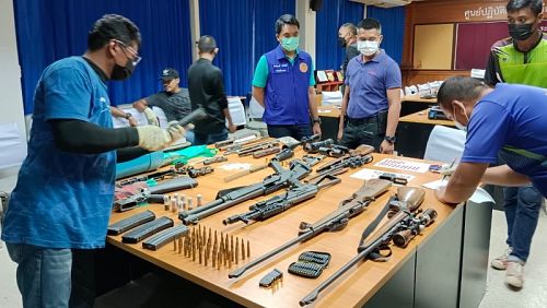 У жителя Наратхивата изъяли домашний арсенал оружия, в составе которого оказался российский АК-102. Автоматы этой модели ранее пропали у волонтеров территориальной обороны из Наратхивата. Фото: Bangkok Post