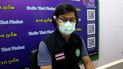 Глава пхукетского офиса Минздрава (РРНО) доктор Кусак Кукиаттикун в студии Radio Thailand Phuket. Фото: NNT