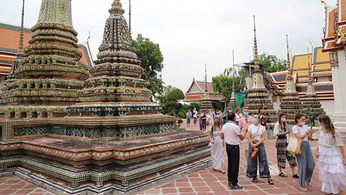 Посетители в храме Wat Phra Chetuphon Wimon Mangkhalaram. Турпоток в страну увеличился после упрощения правил въезда 1 мая. Фото: Wichan Charoenkiatpakul / Bangkok Post