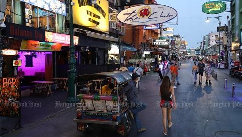 Столичная Khao San Rd. постепенно возвращается к жизни, но бизнесмены хотели бы, чтобы это происходило быстроее. Фото: Wichan Charoenkiatpakul / Bangkok Post