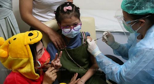 Вакцинация детей в Национальном институте детского здоровья имени Королевы Сирикит. Фото: Varuth Hirunyatheb / Bangkok Post
