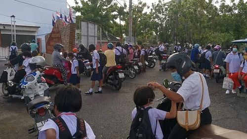 В тайских школах начался новый учебный год. Многие водители почувствовали это на себе сегодня утром. Фото: PR Phuket