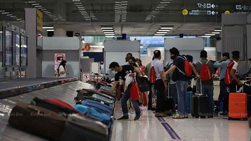 Пассажиры получают багаж в аэропорту Suvarnabhumi в Бангкоке. Фото: Wichan Charoenkiatpakul / Bangkok Post