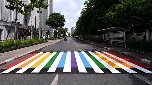 Пешеходный переход у Samyan Mitrtown, оформленный в цветах радуги в честь «Месяца гордости» в Таиланде. Фото: Samyan Mitrtown