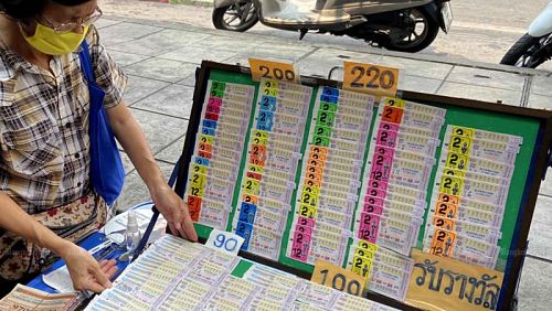 Продавщица лотерейных билетов в Бангкоке. Как можно увидеть, не все они продаются по предписанной законом цене в 80 бат. Фото: Arnun Chonmahatrakool / Bangkok Post