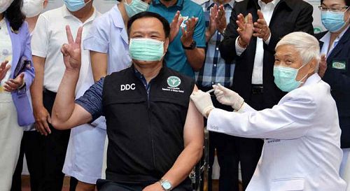 Глава Минздрава Таиланда Анутин Чарнвиракун получает прививку препаратом Sinovac/ Фото: Government House