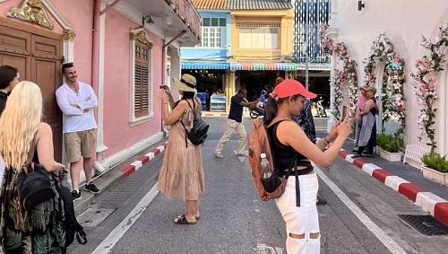 Туристы в Пхукет-Тауне. Фото: Dusida Worrachaddejchai / Bangkok Post