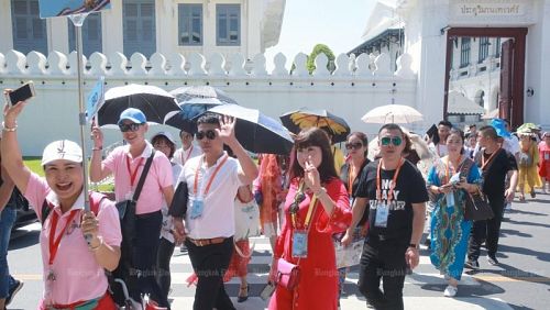 Китайские туристы на экскурсии в Бангкоке. Фото: Taweechai Tawatpakorn / Bangkok Post