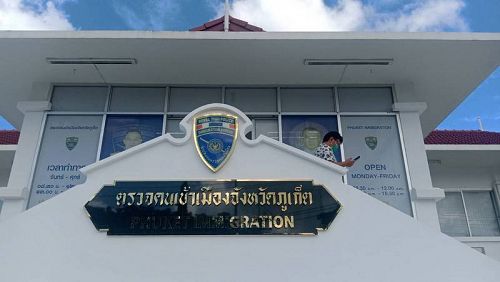 Иностранцам, оставшимся без виз из-за недобросовестных агентов, могут оформить ковидные продления. И это хороший вариант. Фото: The Phuket News