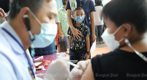 Вакцинация детей в Нонтхабури. Фото: Pattarapong Chatpattarasill / Bangkok Post