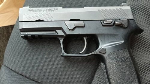 Пистолет, из которого была застрелена семилетняя девочка. Фото: Полиция Пхукет-Тауна