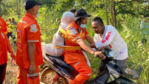 Спасатели с телом на мотоцикле. Так им пришлось преодолеть 5 км по джунглям. Фото: Prasit Tangprasert