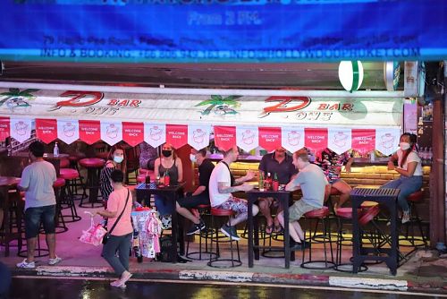 Ночная жизнь на Бангла-Роуд в Патонге. Сейчас бары и клубы там могут работать до 2:00 ночи. Фото: РРНО