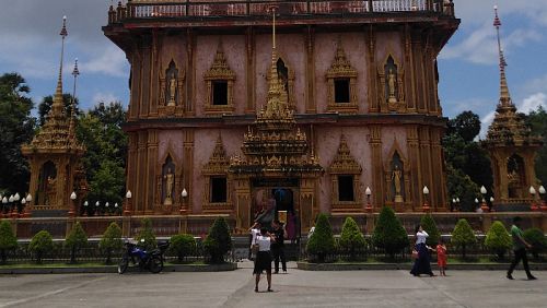 Туристы в храме Wat Chalong на Пхукете.