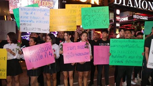 Работники Бангла-Роуд встретили прибывшего в Патонг министра туризма Пхипхита Ратчакитпракарна с плакатами в поддержку продления разрешенных часов работы ночных заведений. Фото: PR Phuket