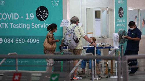 Путешественники у пункта тестирования на COVID-19 в аэропорту Suvarnabhumi. Эти тесты с 1 октября будут отменены. Фото: Varuth Hirunyatheb / Bangkok Post