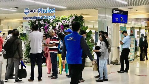 Пассажиры первого рейса из Пенанга в пхукетском аэропорту 26 августа. Фото: TAC Phuket