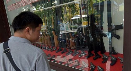Глава МВД Таиланда пообещал, что власти будут более серьезно подходить к выдаче гражданам разрешений на оружие. Фото: AFP
