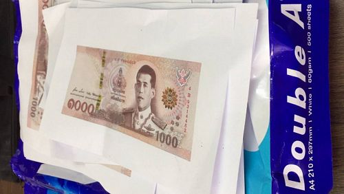 Полиция напоминает, что настоящие банкноты имеют различные средства защиты, включая специальную вертикальную полосу, меняющую цвет. Фото: Bangkok Post (Wassayos Ngamkham)