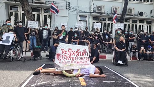 Акция против продления часов работы баров и клубов перед Домом правительства 11 ноября. Фото: Network for the Quality of Life Facebook / Bangkok Post