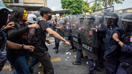 Столкновения демонстрантов и полиции у Монумента демократии в Бангкоке утром 18 ноября. Фото: AFP