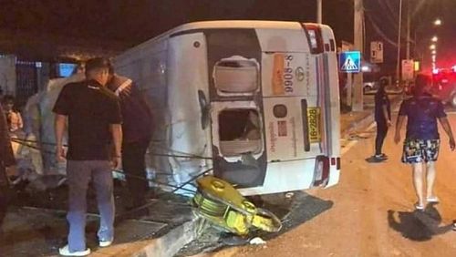 Следовавший из Бангкока в Трат автобус врезался в стрелу выехавшего на дорогу автокрана. Фото: Accident-Rescue News, Nong Mai Daeng Chon Buri Facebook / Bangkok Post