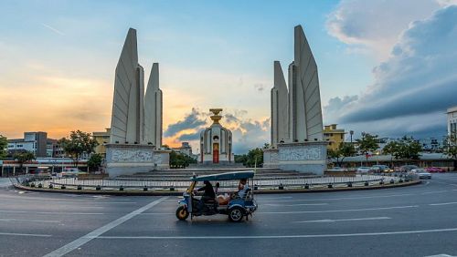 Монумент демократии в Бангкоке в 2018 году. Фото: Nawit science / Wikimedia Commons