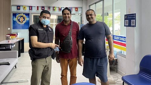 Пакистанскому пастору вернули забытые в автобусе паспорт и 80 тыс. бат. Фото: Phuket Tourist Police