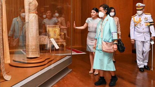 Принцесса Сириндхорн и Принцесса Сириваннавари на выставке Королевских нарядов в «Десятилетия стиля: Королевский гардероб Ее Величества Королевы Сирикит» в Бангкоке. Фото: Bangkok Post