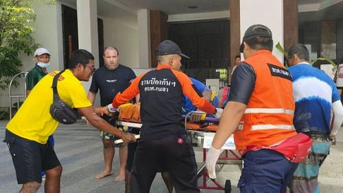В Patong Hospital доставили молодого лодочника, которого вернули к жизни сердечно-легочной реанимацией на пляже. Фото: Kamala OrBorTor