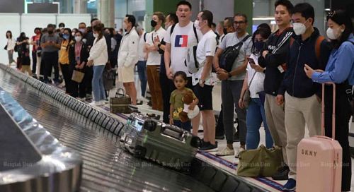Пассажиры в бангкокском аэропорту Suvarnabhumi. Фото: Somchai Poomlard / Bangkok Post