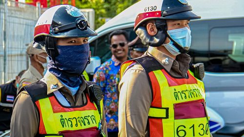 Полиция Чалонга на пункте дорожного контроля в декабре 2022 года. Фото: Rawai Municipality