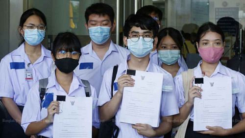 Тайские школьники подают петицию в Административный суд, требуя отмены правила, позволяющего школам устанавливать стандарты причесок для учащихся. Фото: Bangkok Post (архив)