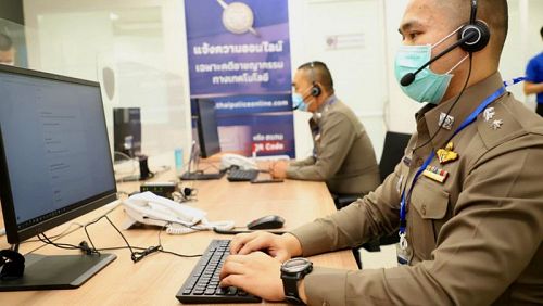 Сотрудники полиции в первый день работы центра по приему жалоб на онлайн-преступления в 2022 году. Фото: Pattarapong Chatpattarasill / Bangkok Post (архив)