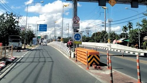 Если мотоциклист по незнанию не перестроился в левую полосу заранее, то знак о запрете на движение по тоннелю он увидит, когда формально уже не будет иметь права и возможности что-либо сделать. Фото: The Phuket News