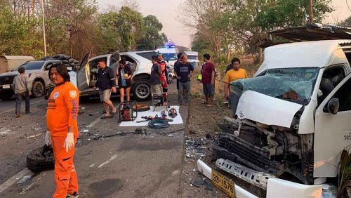 Минивэн и внедорожник Toyota Fortuner столкнулись на шоссе в Канчанабури. Фото: Piyarat Chongcharoen / Bangkok Post
