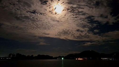 Жители Пхукета одновременно погасят огни на один час вечером 25 марта, чтобы напомнить себе и другим о том, что задача сберечь планету стоит перед каждым. Фото: Сутхарат Х.