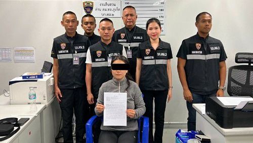 Номин Есукхей после ареста в аэропорту Пхукета. Вменяемую ей кражу она, согласно материалам дела, совершила в аэропорту Бангкока. Фото: Phuket Immigration Checkpoint