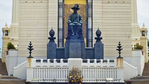 Памятник Раме I, основателю династии Чакри, в Бангкоке. Фото: ТАТ