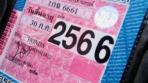 Езда без наклейки об оплате налога карается штрафом до 2000 бат и вычетом одного балла по новой балльной системе. Для водителей без тайских прав последнее не актуально. Фото: DLT