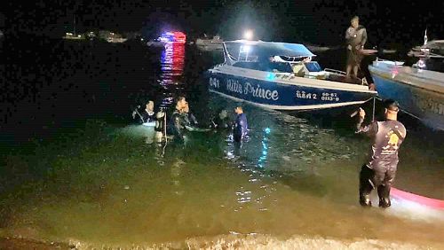 Аквабайк со взрослым и ребенком перевернулся в море у побережья Паттайи около 19:00 понедельника, 24 апреля. Фото: Bangkok Post