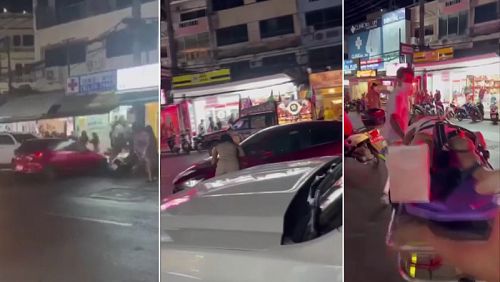 Красная Mazda 2 врезалась в припаркованные мотоциклы в Патонге. На видео видно, как один человек пытается остановить машину руками. Фото: Иккапоп Тхонгтуб