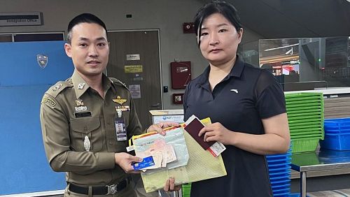 Туристка из Китая потеряла сумку в аэропорту Пхукета перед вылетом на родину. Фото: Phuket Immigration Checkpoint